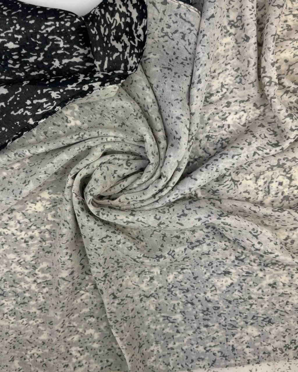 Damen Loop Schal mit abstraktem Muster – leicht & weich
