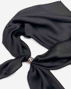 Eleganter Schalring aus Metall mit Glitzersteinen