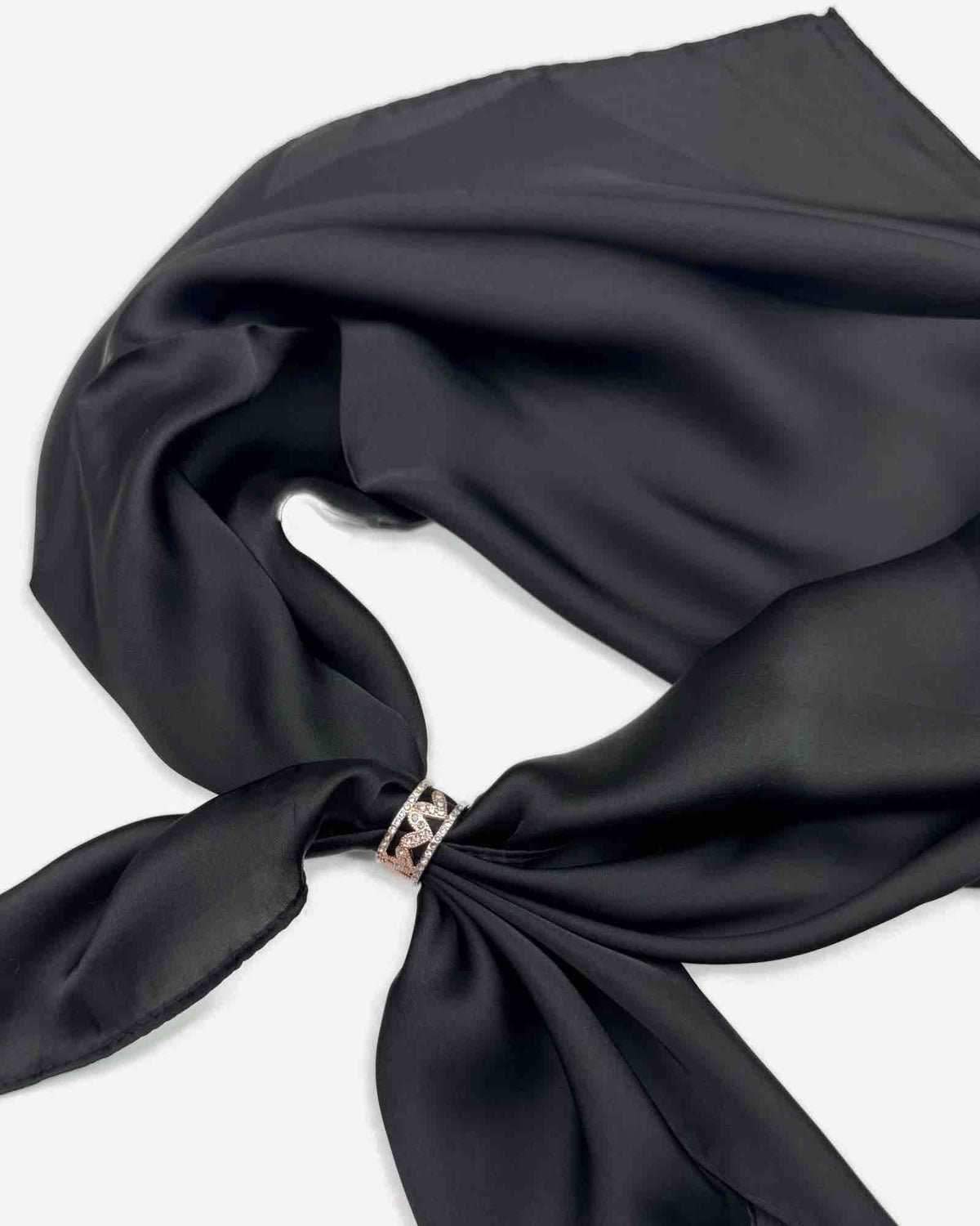 Eleganter Schalring aus Metall mit Glitzersteinen